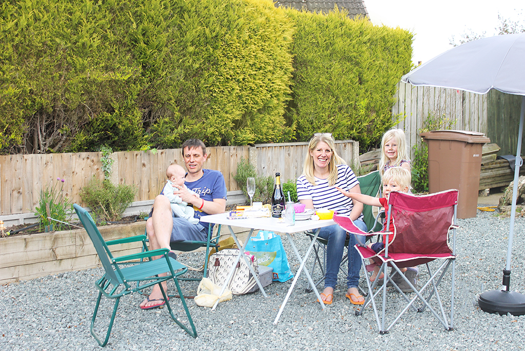 Family celebrate VE day
outside with picnic